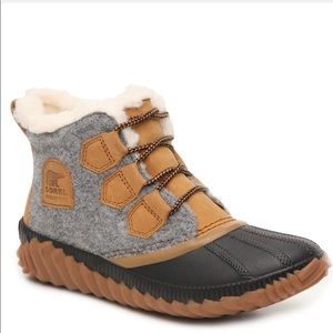 Sorel Out and About duck boots. Worn once.